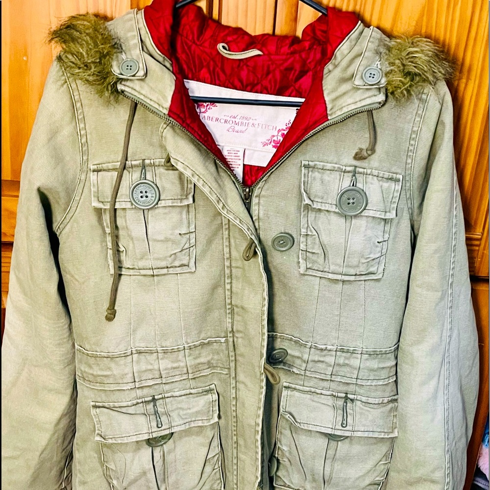 Woman’s size medium Abercrombie & Fitch winter jacket. Lightly worn.